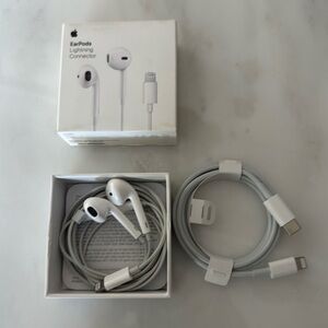 Apple EarPods with lightning connector, Apple lightening to USBC cable